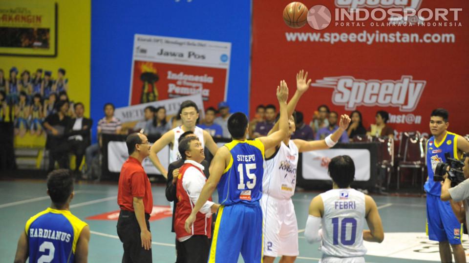 Tip Off. Menpora Imam Nahrawi melakukan tipp off sebagai tanda dibukanya musim basket 2014-2015 pada pertandingan antara  Satria Muda lawan CLS Knight di Hall Basket A Senayan, Jakarta. Rabu, 3 Desember 2014. - INDOSPORT